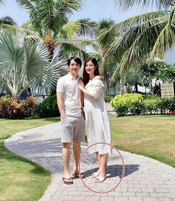 Sau khi thông báo tin vui, nữ ca sỹ liên tục cập nhật hình ảnh mới trong thời gian mang thai. Ở chặng giữa của thai kỳ, có thể thấy người đẹp đã bắt đầu thay đổi vóc dáng. Ngoài vòng 2 đã lớn, Đông Nhi tăng cân nhẹ, bắp chân cũng bị phù to hơn song gương mặt không hề mất đi vẻ rạng rỡ.