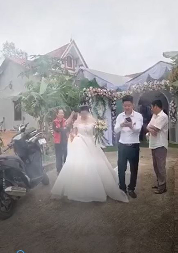 Chú rể bị dân tình chỉ trích vô tâm khi dẫm lên váy cô dâu và vô tư nghe điện thoại trong hôn lễ Ảnh 5