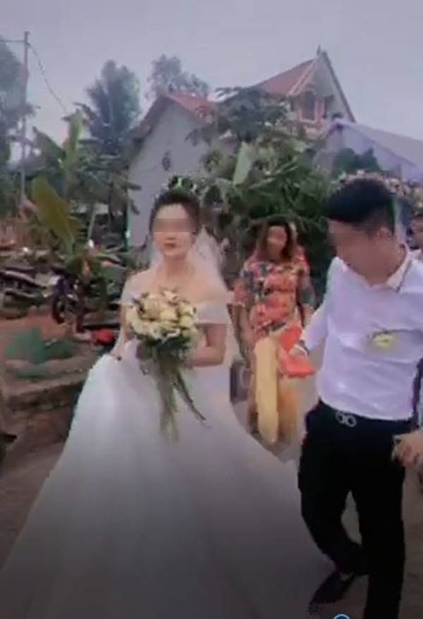 Chú rể bị dân tình chỉ trích vô tâm khi dẫm lên váy cô dâu và vô tư nghe điện thoại trong hôn lễ Ảnh 3