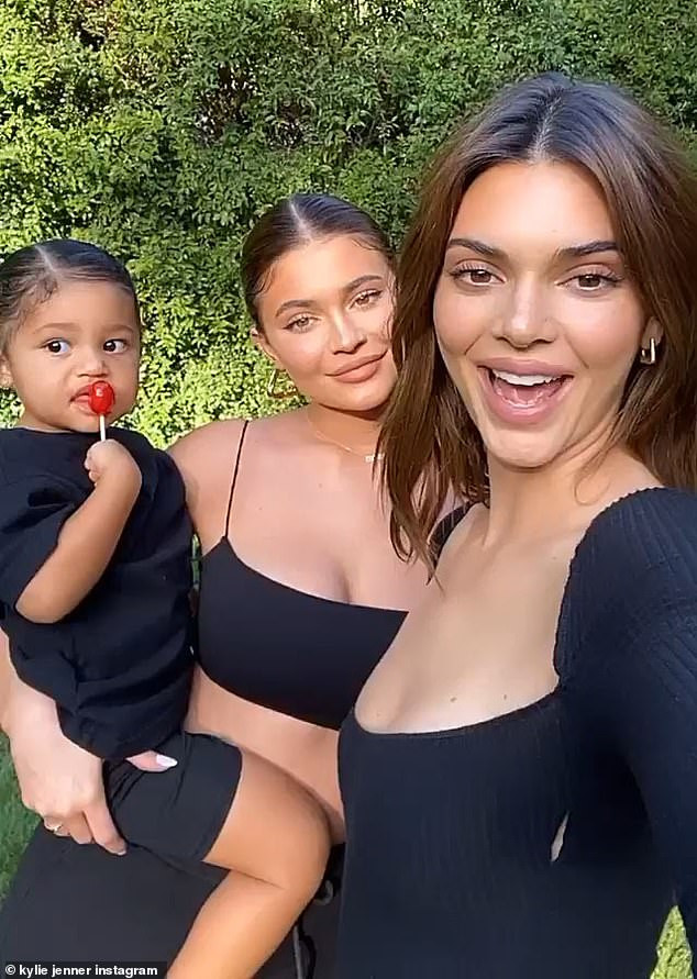 Hai chị em cùng cô con gái Stormi của Kylie đã cùng nhau quay clip livestream để cám ơn các fans và khán giả trên trang instagram cá nhân đã ủng hộ BST makeup mới của hai chị em