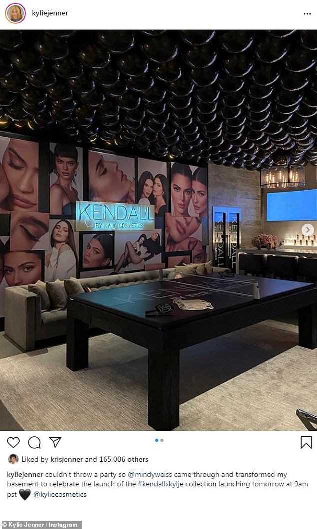 Buổi ra mắt sản phẩm tại tầng hầm nhà Kylie Jenner dùng để 'tượng trưng' cho sự ra mắt sản phẩm mới bởi vì dịch Covid-19 nên không thể tổ chức một buổi tiệc chính thức