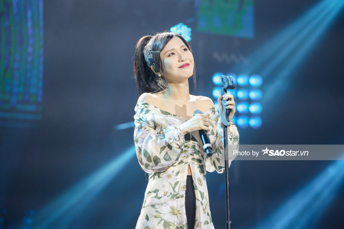 Hoa hậu Tiểu Vy và Erik lần đầu tiên song ca #EKSCTS, ngượng ngùng tiết lộ đã... để ý nhau từ lâu! Ảnh 25