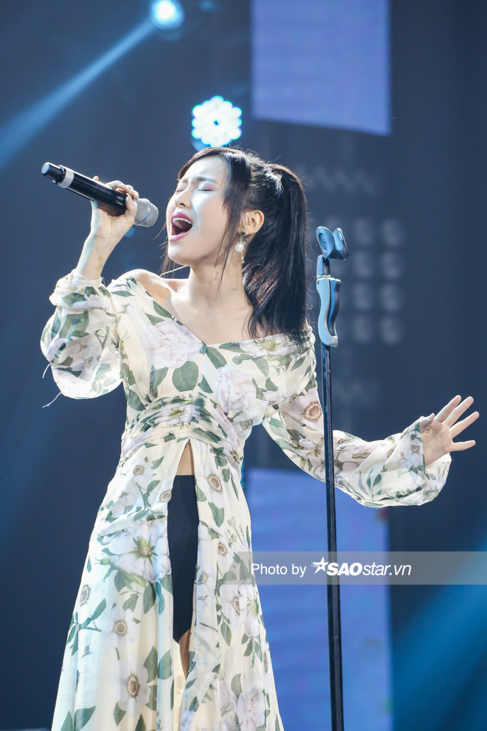 Hoa hậu Tiểu Vy và Erik lần đầu tiên song ca #EKSCTS, ngượng ngùng tiết lộ đã... để ý nhau từ lâu! Ảnh 26