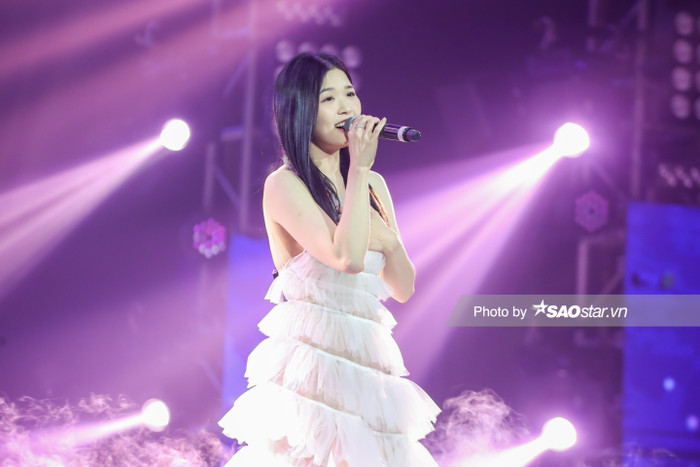 Hoa hậu Tiểu Vy và Erik lần đầu tiên song ca #EKSCTS, ngượng ngùng tiết lộ đã... để ý nhau từ lâu! Ảnh 11