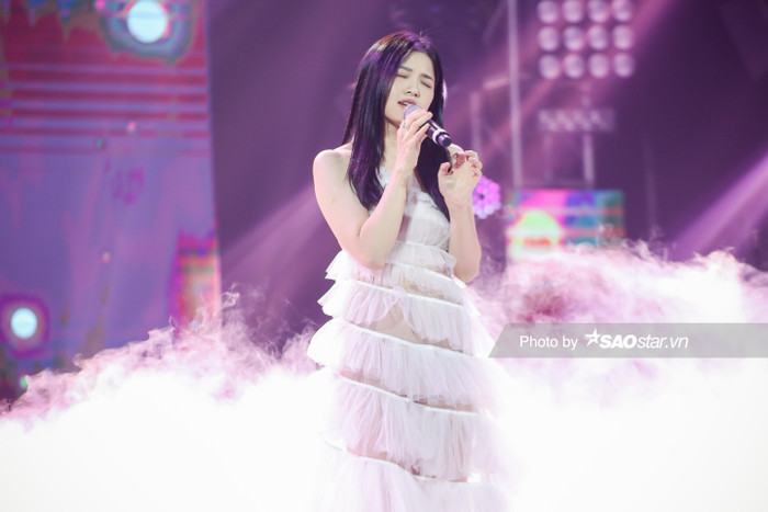 Hoa hậu Tiểu Vy và Erik lần đầu tiên song ca #EKSCTS, ngượng ngùng tiết lộ đã... để ý nhau từ lâu! Ảnh 10