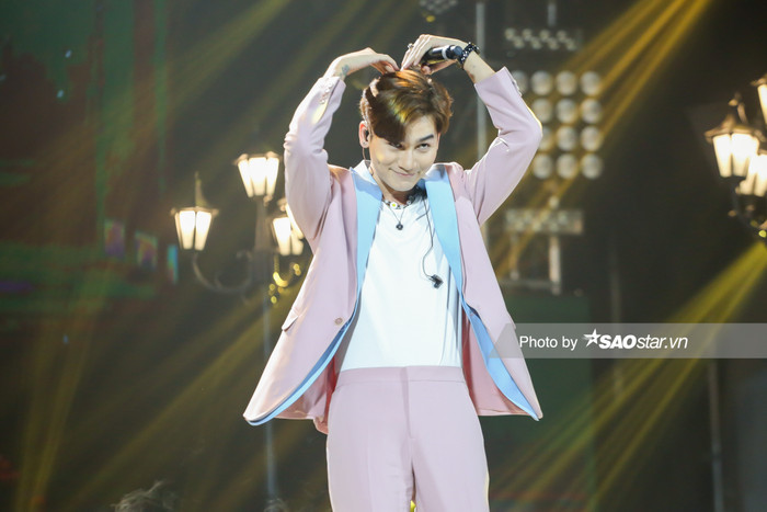 Hoa hậu Tiểu Vy và Erik lần đầu tiên song ca #EKSCTS, ngượng ngùng tiết lộ đã... để ý nhau từ lâu! Ảnh 23