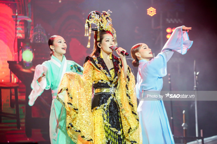 Hoa hậu Tiểu Vy và Erik lần đầu tiên song ca #EKSCTS, ngượng ngùng tiết lộ đã... để ý nhau từ lâu! Ảnh 16