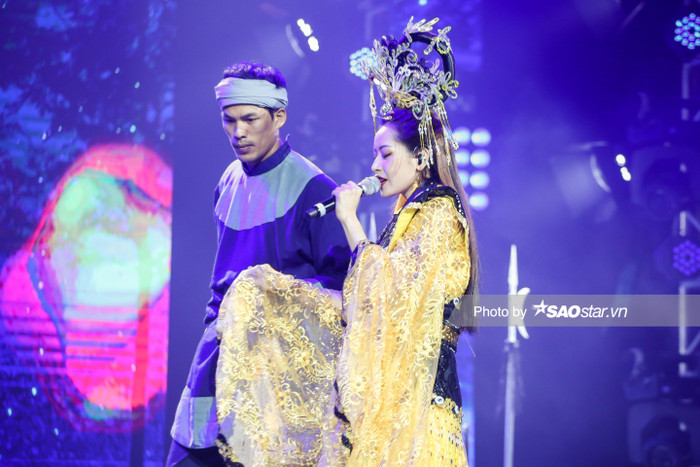 Hoa hậu Tiểu Vy và Erik lần đầu tiên song ca #EKSCTS, ngượng ngùng tiết lộ đã... để ý nhau từ lâu! Ảnh 17