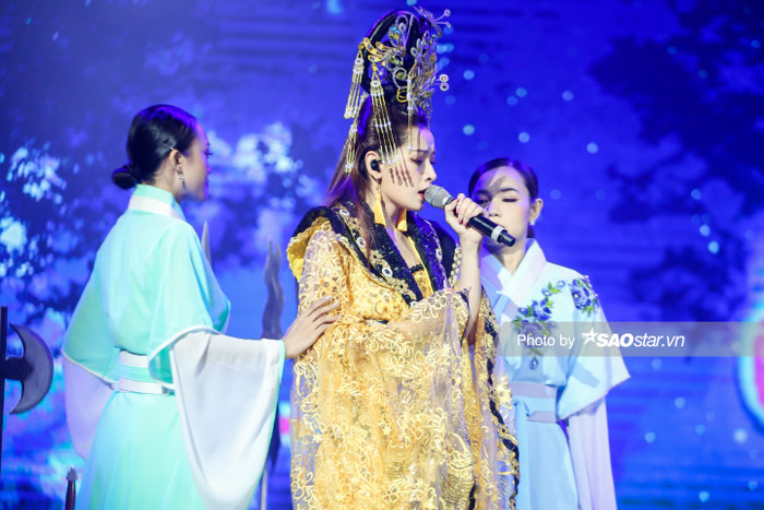 Hoa hậu Tiểu Vy và Erik lần đầu tiên song ca #EKSCTS, ngượng ngùng tiết lộ đã... để ý nhau từ lâu! Ảnh 14