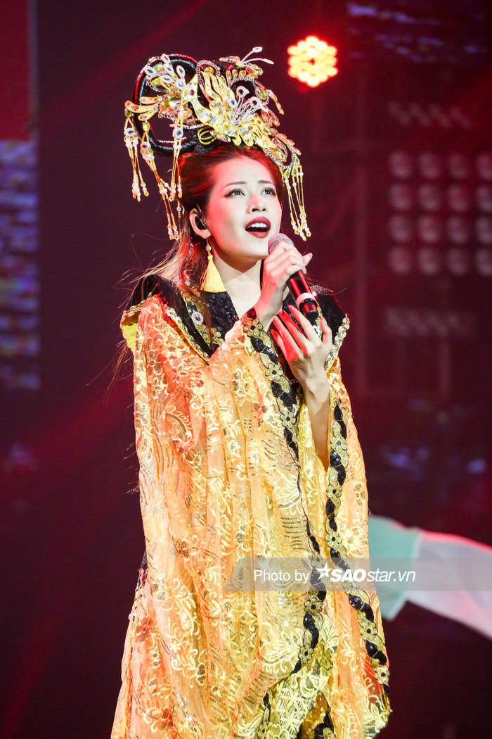 Hoa hậu Tiểu Vy và Erik lần đầu tiên song ca #EKSCTS, ngượng ngùng tiết lộ đã... để ý nhau từ lâu! Ảnh 13