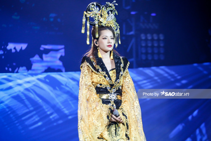 Hoa hậu Tiểu Vy và Erik lần đầu tiên song ca #EKSCTS, ngượng ngùng tiết lộ đã... để ý nhau từ lâu! Ảnh 12