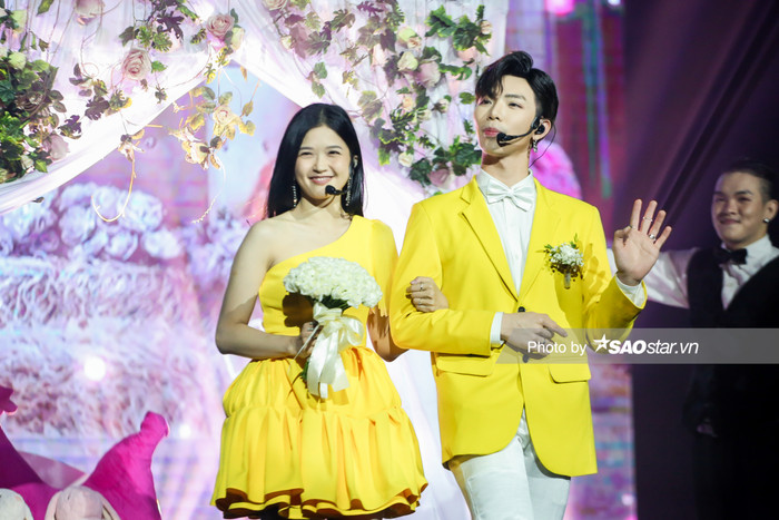 Hoa hậu Tiểu Vy và Erik lần đầu tiên song ca #EKSCTS, ngượng ngùng tiết lộ đã... để ý nhau từ lâu! Ảnh 8