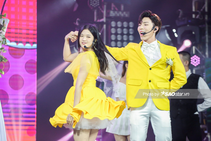 Hoa hậu Tiểu Vy và Erik lần đầu tiên song ca #EKSCTS, ngượng ngùng tiết lộ đã... để ý nhau từ lâu! Ảnh 9