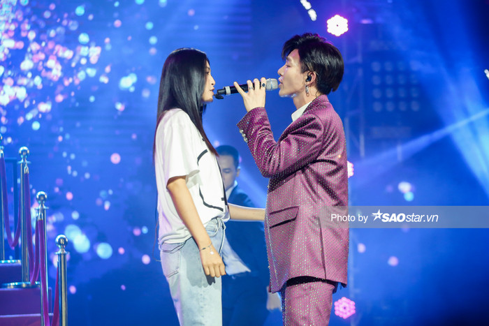 Hoa hậu Tiểu Vy và Erik lần đầu tiên song ca #EKSCTS, ngượng ngùng tiết lộ đã... để ý nhau từ lâu! Ảnh 4