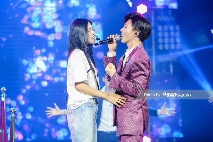 Hoa hậu Tiểu Vy và Erik lần đầu tiên song ca #EKSCTS, ngượng ngùng tiết lộ đã... để ý nhau từ lâu! Ảnh 5