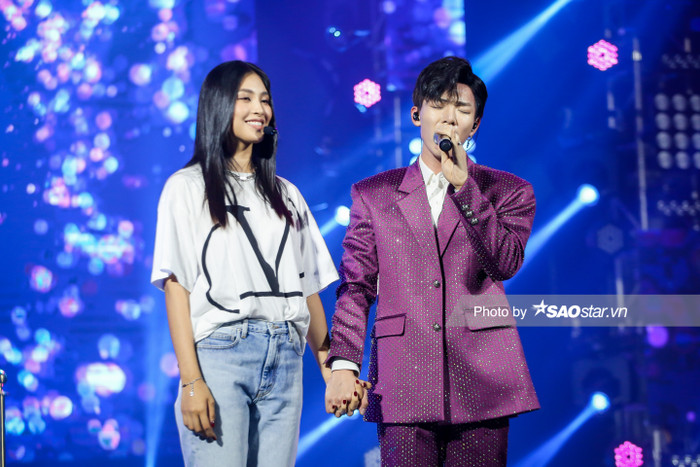 Hoa hậu Tiểu Vy và Erik lần đầu tiên song ca #EKSCTS, ngượng ngùng tiết lộ đã... để ý nhau từ lâu! Ảnh 6