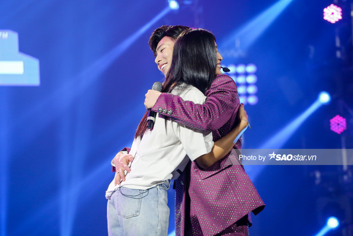 Hoa hậu Tiểu Vy và Erik lần đầu tiên song ca #EKSCTS, ngượng ngùng tiết lộ đã... để ý nhau từ lâu! Ảnh 7