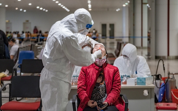 Phát hiện thêm 2 bệnh nhân nữ nhiễm COVID-19, được cách ly ngay sau khi nhập cảnh Ảnh 2