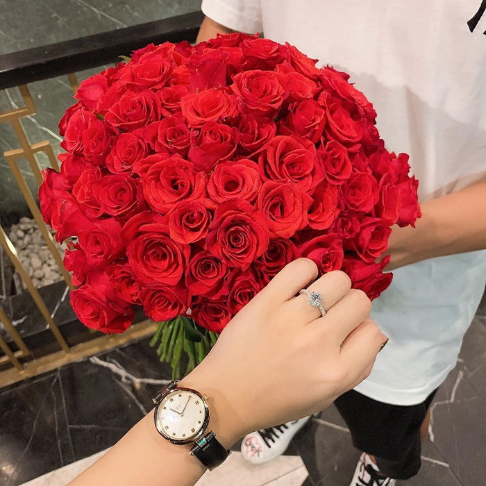 Vợ Bùi Tiến Dũng khoe quà khủng chồng tặng kỉ niệm một năm đính hôn Ảnh 6