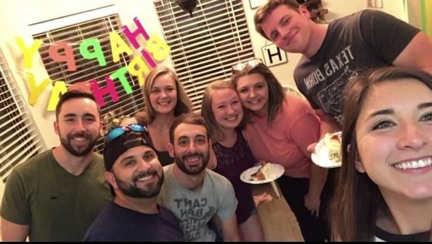 Các thành viên gia đình chụp ảnh trong buổi tiệc.