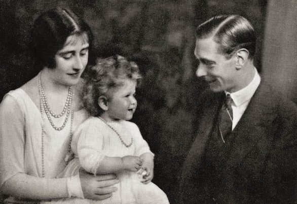 Vương nữ Elizabeth bên cha mẹ.