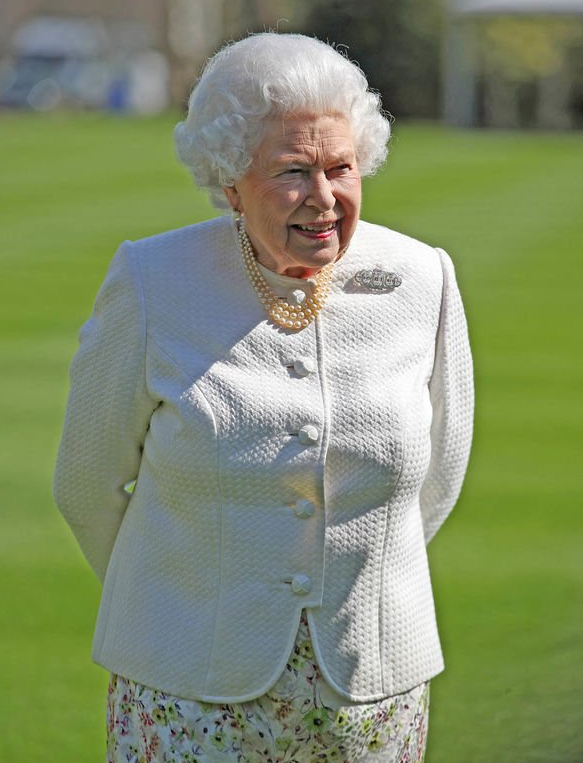 Nữ hoàng cực kỳ trân trọng món quà của cha.