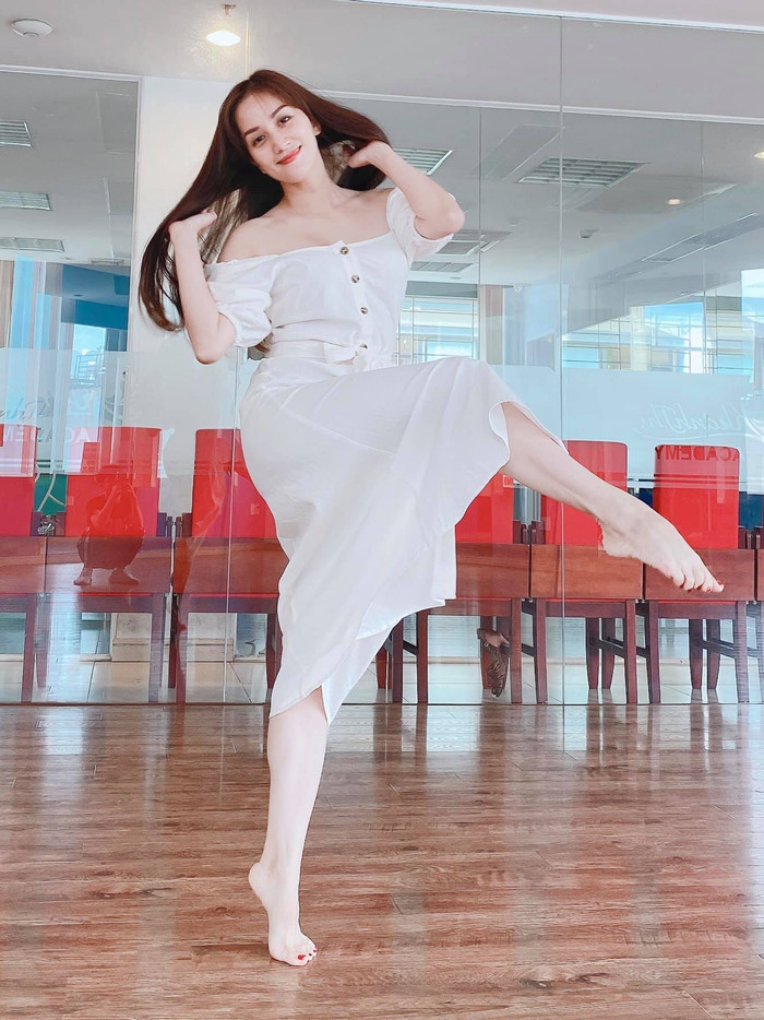 Nhận tiện dịp này, Khánh Thi khiến mọi người phải trầm trồ khi khoe số cân nặng hiện tại là 46.5kg