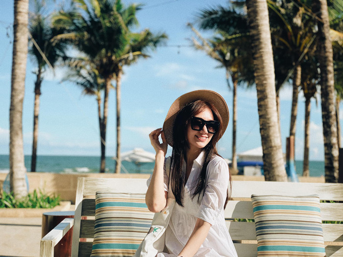 Hari Won rạng rỡ trong khung cảnh nắng vàng biển xanh.