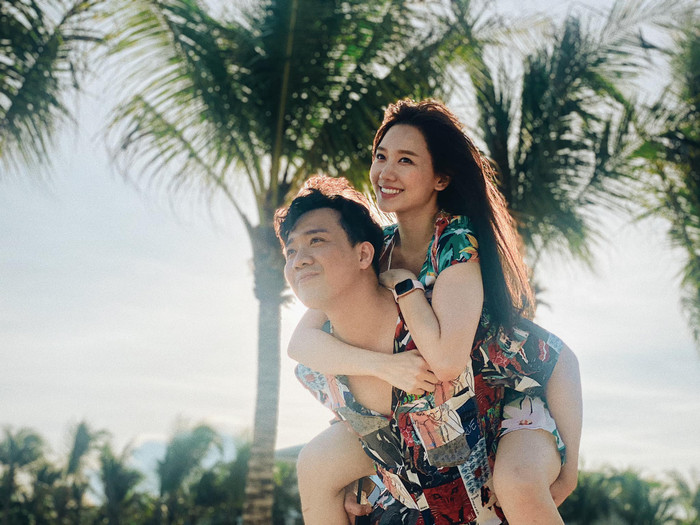 Vợ chồng Trấn Thành - Hari Won ngọt ngào bên nhau.