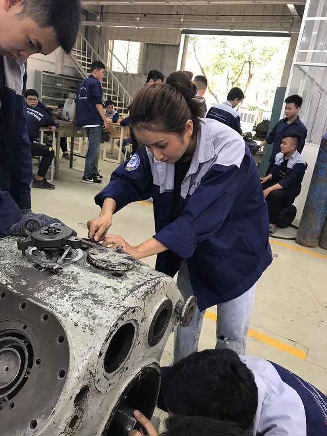 Mỹ Phượng nhận được nhiều lời khen qua loạt ảnh chụp lén khi đang lắp ráp máy móc.