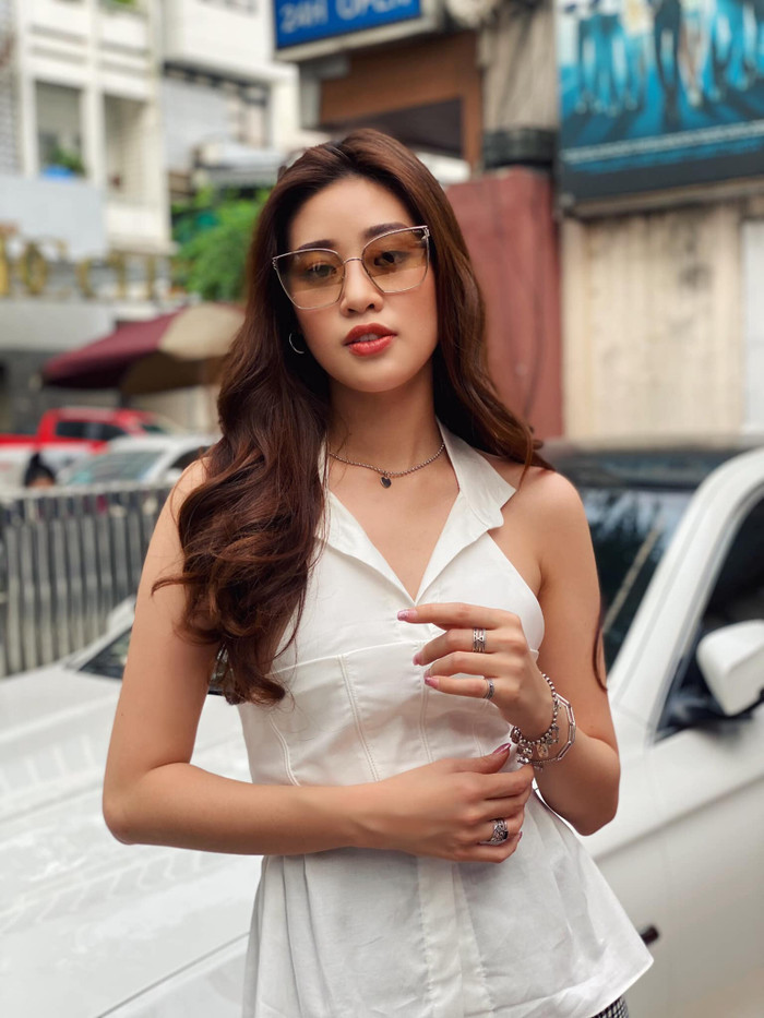 Style dạo phố của hoa hậu Khánh Vân.