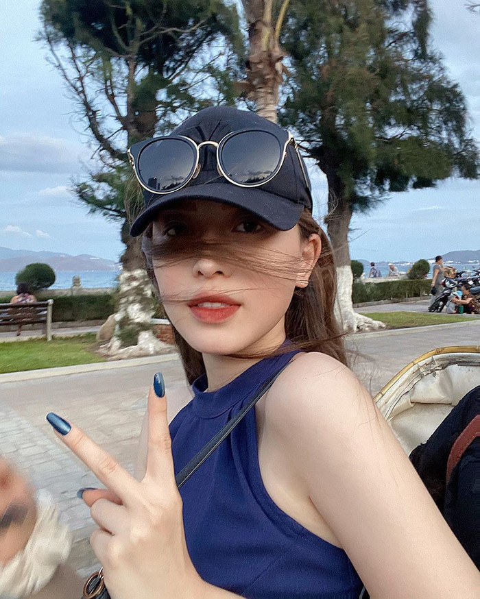 Khánh Vân 'gây bão' fan sắc đẹp: Mang tóc xoăn gợn sóng như chung kết MUV 2019 đến Miss Universe? Ảnh 11