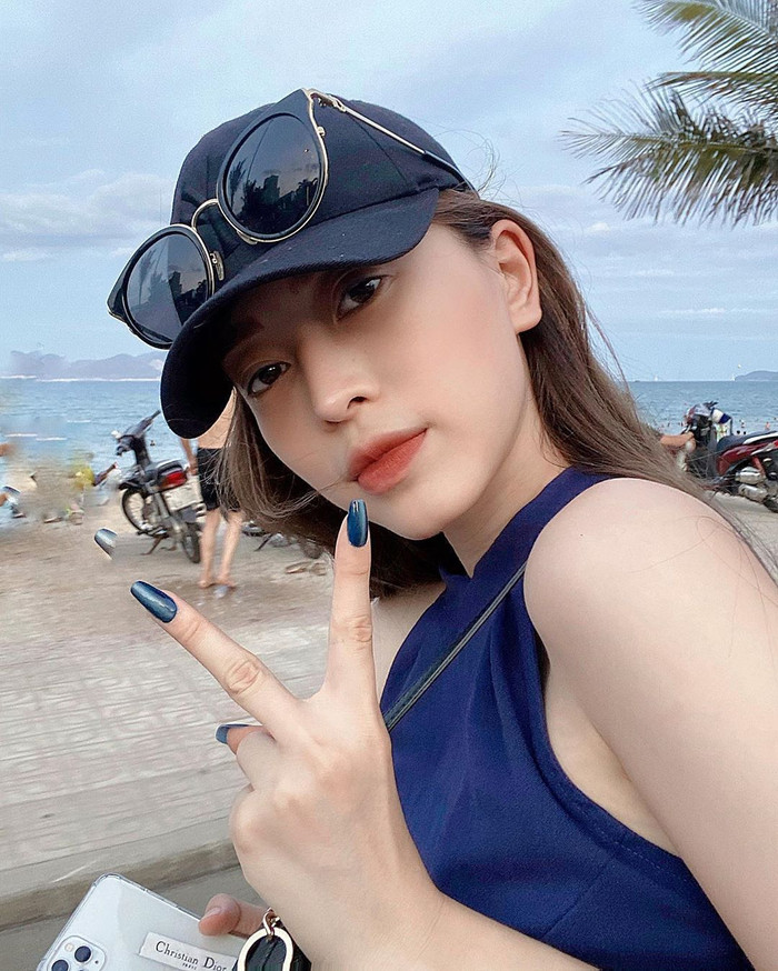 Á hậu Phương Nga tươi tắn selfie trên bờ biển.