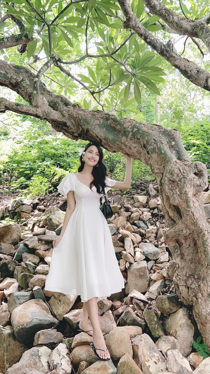 Hoài Sa diện đầm trắng nữ tính, thả dáng địu đà.