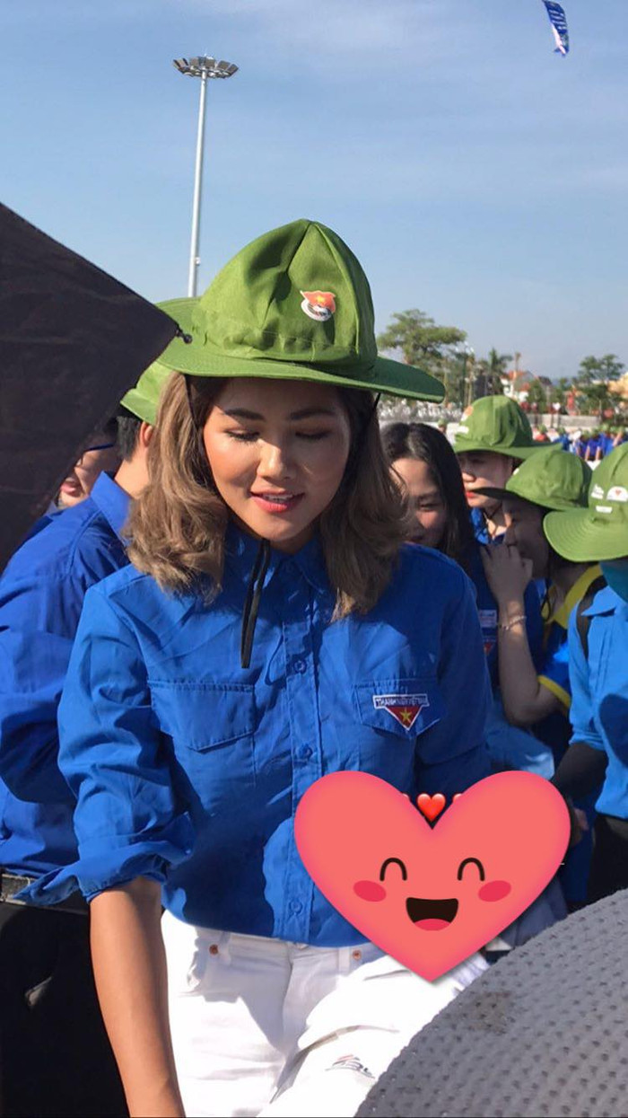 Hoa hậu H'Hen Niê diện áo Đoàn Thanh niên tham gia Lễ ra quân Chiến dịch tình nguyện hè tại Quảng Bình.