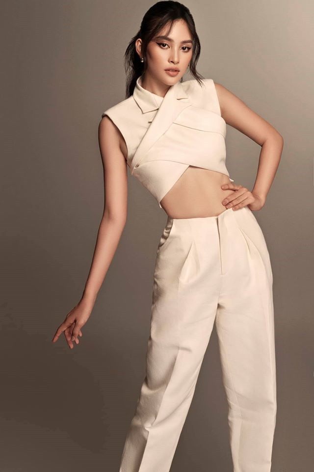 Thiết kế áo trẻ trung và set đồ sang trọng này làm tôn lên vóc dáng nuột nà của nàng hậu 