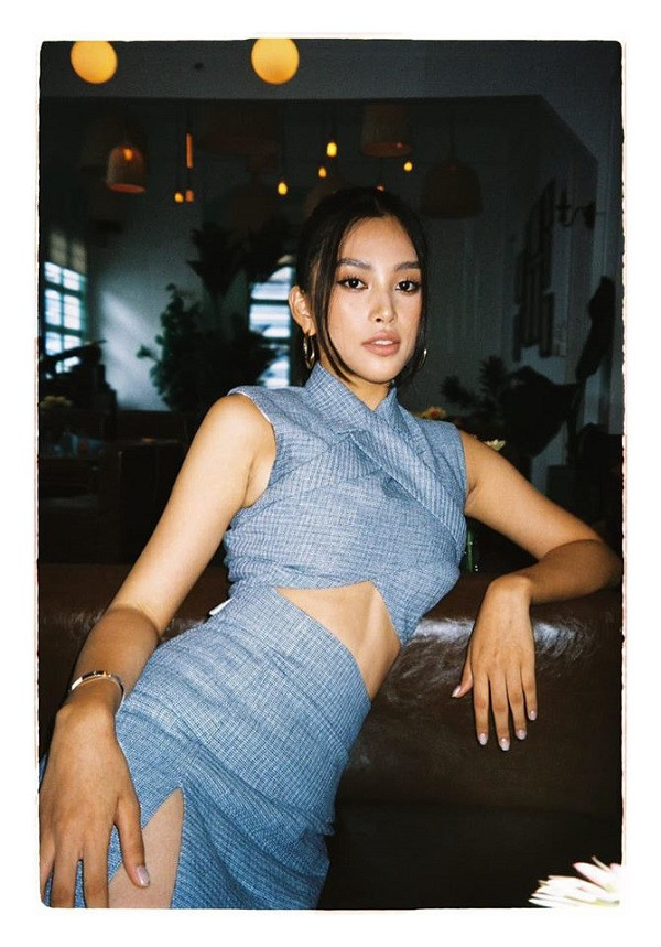 Hoa hậu Việt Nam cũng có dáng váy với thiết kế croptop vạt chéo màu xám mẫu tương tự khoe được cơ bụng săn chắc 