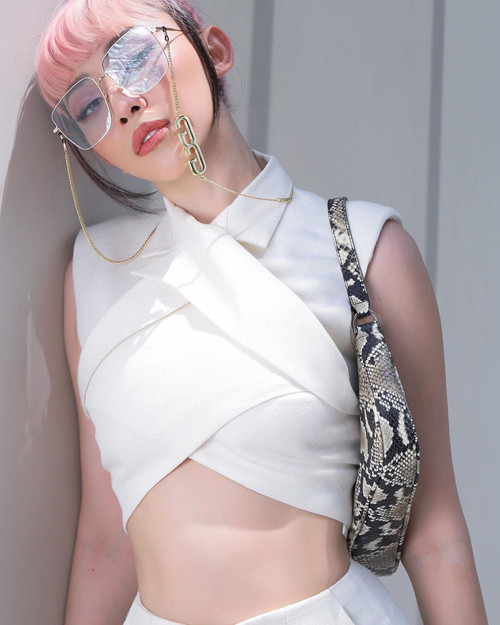 Nữ ca sĩ mix đồ đầy điệu nghệ với kính mát thuộc BST Gentle Monster mà Jennie hợp tác với hãng đi kèm chiếc túi mini màu da rắn 