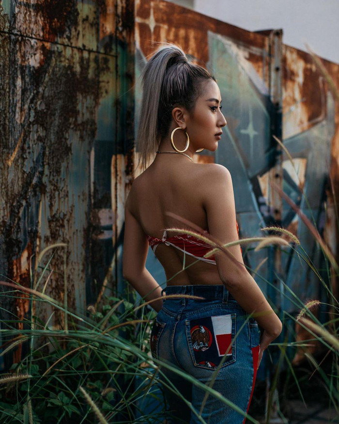 Người chị em một thời Quỳnh Anh Shyn cũng không thể bỏ qua kiểu mốt này. Người đẹp Hà Thành nâng tầm phong cách với chiếc áo cột dây phía sau không thể nhỏ hơn.