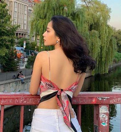 Chi Pu là một trong những sao Việt diện kiểu mốt này xuống phố. Cô trưng dụng các kiểu áo cột ngang ngực để khoe lưng trần. 