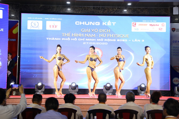 Các thí sinh trình diễn đầy tự tin, cuốn hút