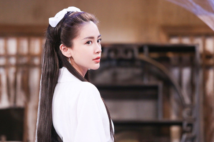 Mái tóc dài đen nhánh cùng tạo hình 'chuẩn không cần chỉnh', nữ diễn viên đem lại cảm giác cổ điển như trong những bộ phim kiếm hiệp của Kim Dung.