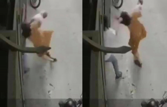 Hình ảnh người đàn ông túm tóc khiến người phụ nữ ngã ngửa.  Ảnh cắt từ clip 