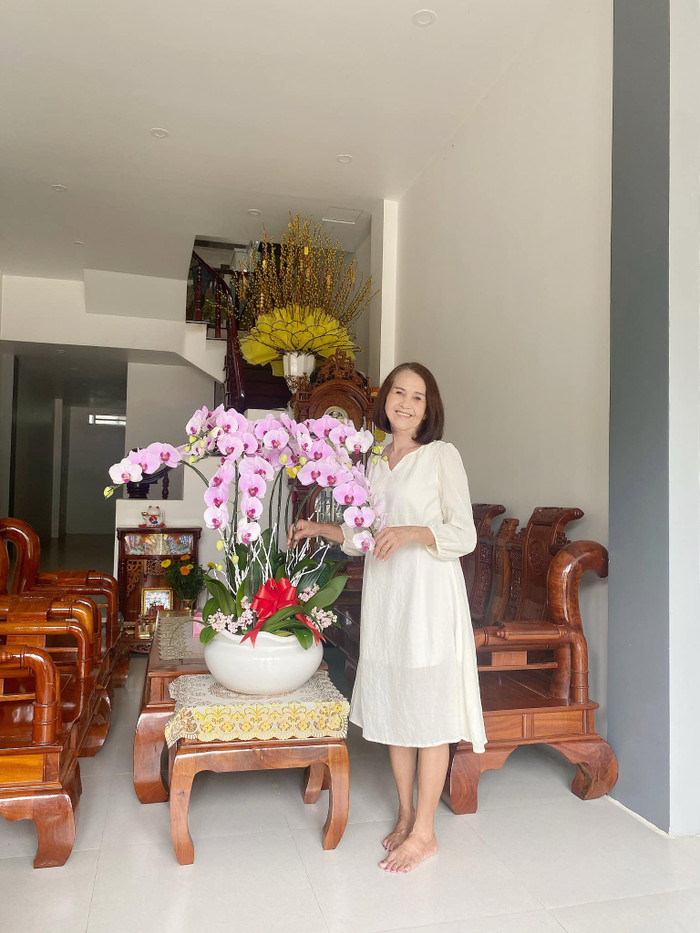 Mẹ của Huỳnh Thúy Vi khiến nhiều người phải trầm trồ khi dù có tuổi nhưng trông vẫn xinh đẹp, trẻ trung và vô cùng thanh lịch