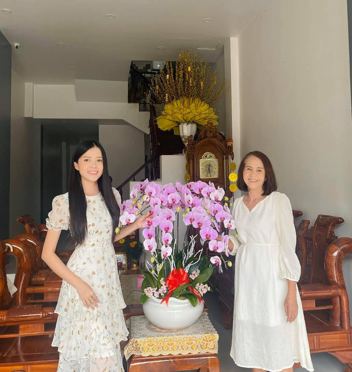 Hoa khôi Huỳnh Thúy Vi mặc chung váy đầm của mẹ