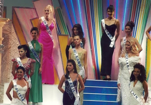 Hành trang của mỹ nhân gốc Hà Nội chỉ vẻn vẹn 3 bộ trang phục chính thức. Ngoài bộ áo dài truyền thống màu xanh mang họa tiết nổi bật, Trương Quỳnh Mai mượn bạn bè một chiếc đầm đen dài và mượn thêm bộ áo tắm của một người quen biết.