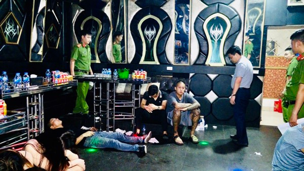 Các đối tượng sử dụng ma túy trong quán bar bắt quả tang