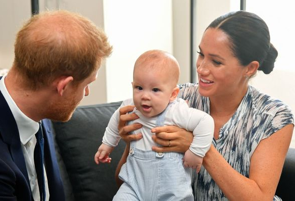 Khi bé Archie ra đời, Meghan đã tỏ thái độ chống đối hoàng gia.