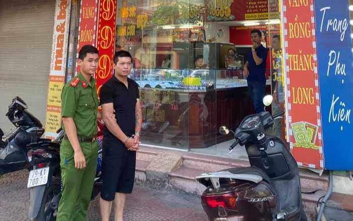 Nóng: Đã bắt được kẻ mặc áo sơ mi cướp tiệm vàng, đâm trọng thương nam thanh niên trong đêm Ảnh 2