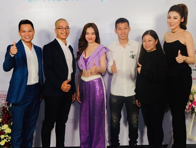 Tham dự một sự kiện thể thao, Ninh Dương Lan Ngọc nhanh chóng gây chú ý với bộ cánh theo gam màu tím nổi bật. Tuy nhiên, lần xuất hiện này, cô nàng không thể chiếm spotlight rồi! 